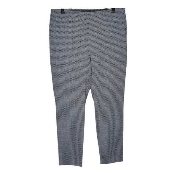 Chico's So Slimming Brigitte Black & White  Textured Trapezoid Ankle Pants - Picture 2 of 10